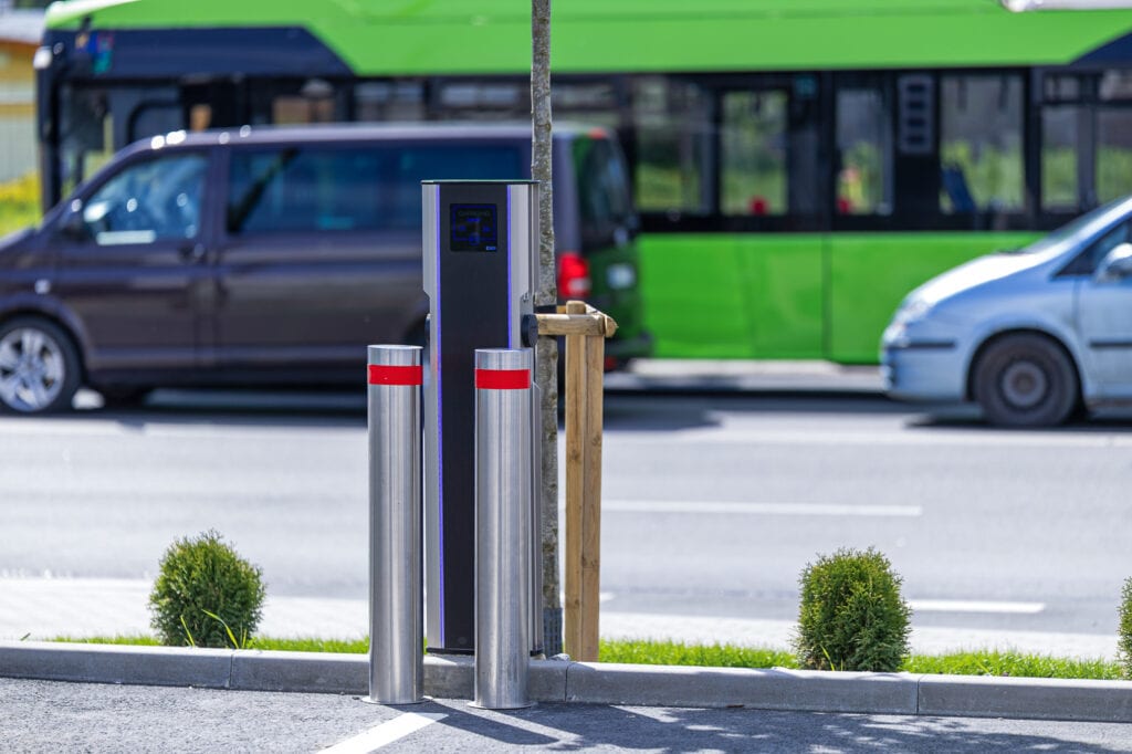 CityCharge V2 Ladesäulen auf einem Parkplatz